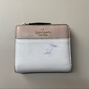 KATE SPADE BEIGE & WHITE SMALL WALLET WITH CARD SLIPS, COIN AND CASH COMPARTMENT
